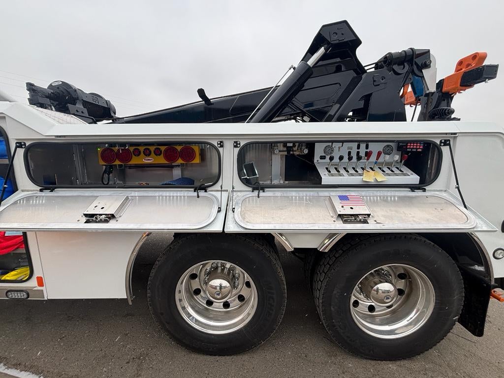 2024 Peterbilt 579 w/ Century 7035 Wrecker