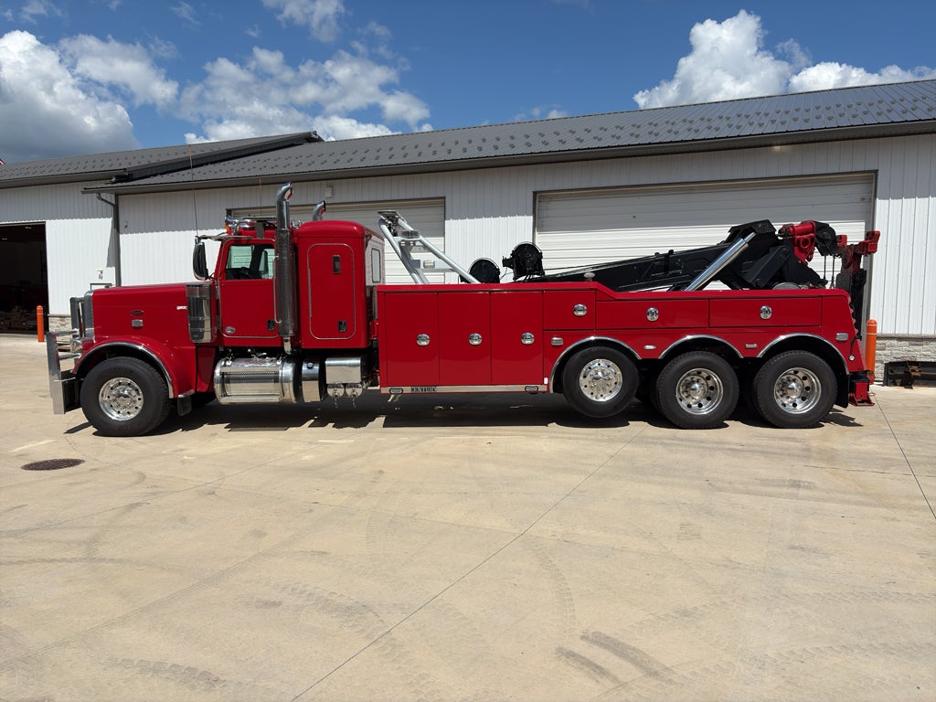2023 CENTURY PETERBILT 389 w/ Century 9055XL Wrecker